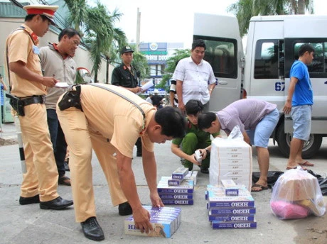 Cần Thơ: Bắt quả tang xe khách chở hơn 1.000 gói thuốc lá lậu